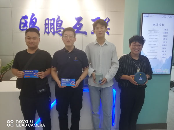 信锐科技得到直通卡和礼品的同学